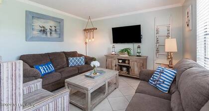 2-bed 2 bath condo in St. Augustine Beach with pool, resturants,shops and more!