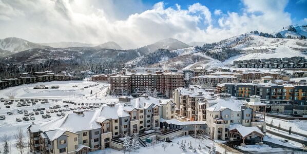 Exterior - 424ABC The perfect 2bd/3ba Ski Condo @ base of Mtn! Heated pool, hot tub, gym (Park City)