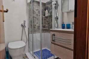 Secadora de cabello, bidet, toallas, jabón