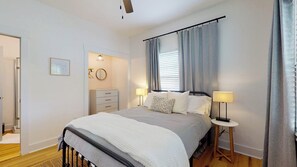 2 chambres, bureau, fer et planche à repasser, accès au Wi-Fi (inclus)