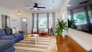 Smart TV - Azalea Cottage - Brooklyn Arts District (Wilmington)