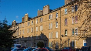 A row of terraced houses with a parking lot in front. - The Westfield, comfortable 2 bedroom apartment that sleeps 4 (Edinburgh)