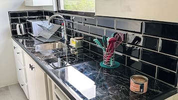 Een koelkast, een magnetron, een kookplaat, een waterkoker