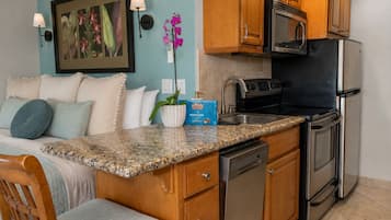 Coffee/tea maker, fridge, microwave, oven