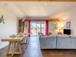 Living area - 2 bedroom accommodation in Thurlton (Thurlton)