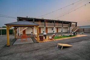 Outdoor dining - Room 205 - Two Queens - Kitchenette - NonSmoking (Lincoln)