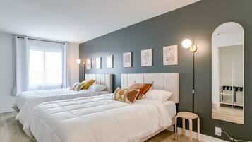 1 habitación, escritorio y ropa de cama