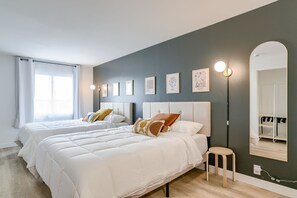 1 soverom, skrivebord og sengetøy