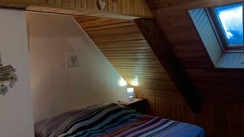 3 Schlafzimmer, Schreibtisch, Bügeleisen/Bügelbrett, Reisekinderbett