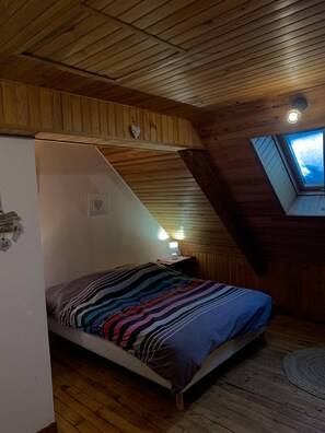 3 dormitoris, escriptori i planxa i posts de planxar 