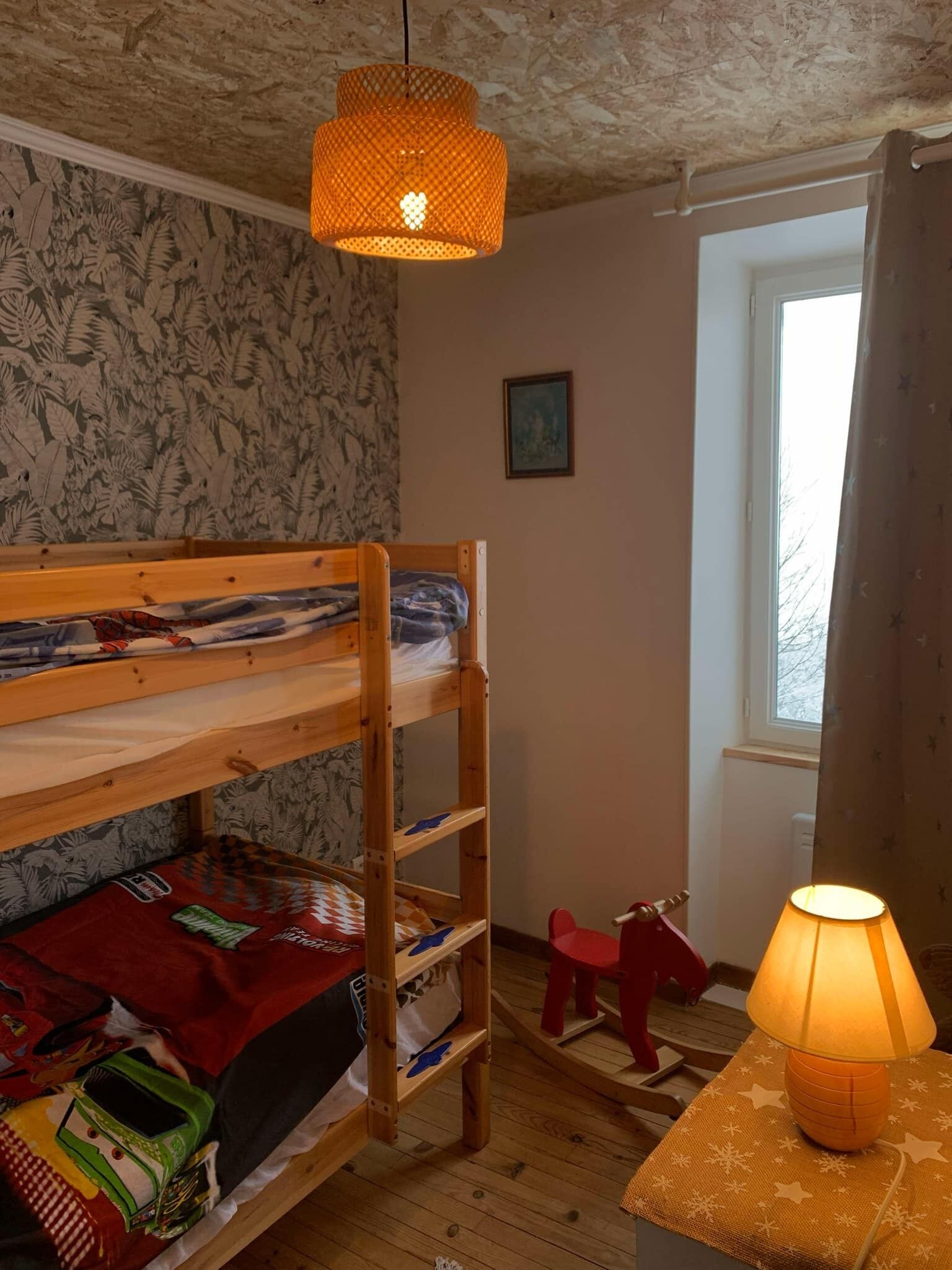 3 soverom, skrivebord, strykejern/-brett og reiseseng for barn