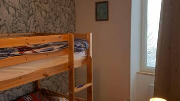 3 chambres, bureau, fer et planche Ă repasser, lit parapluie
