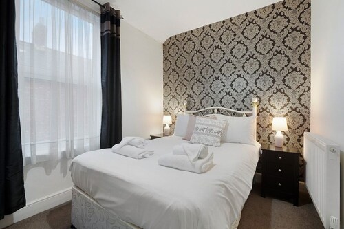 New! 5BR in Queens Street