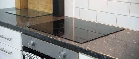 ثلاجة، ميكروويف، فرن، موقد طهي مسطح