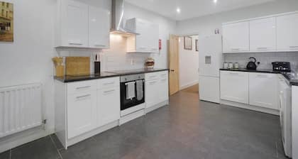 New! 5BR in Queens Street