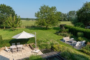 Outdoor dining - Exclusive vacation villa with beautiful landscape garden (Jabbeke)