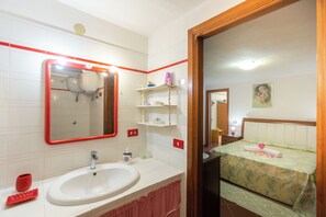 Ducha, secador de pelo, bidé y toallas