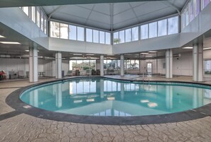 Una piscina cubierta, una piscina al aire libre