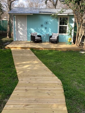 Property grounds - Charming 2-bedroom cottage in Lockhart with WiFi and AC (Lockhart)