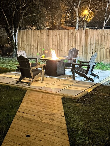 Charming 2-bedroom cottage in Lockhart with WiFi and AC