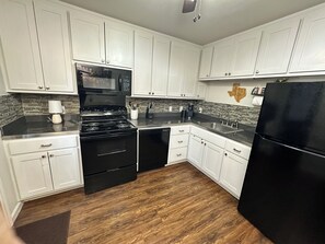 Kylskåp, mikrovågsugn, ugn och spishäll