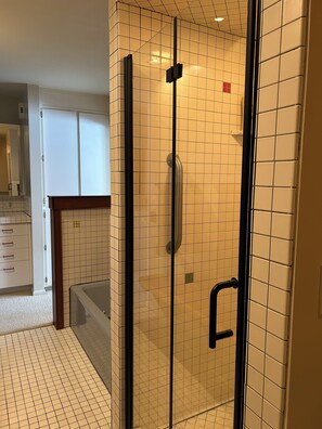 Hårtørrer, håndklæder, Sæbe, Toiletpapir