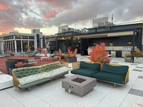 AMAZING HOLLYWOOD BLVD. LOCATION LARGE STUDIO 1BD +1 BR W/ LAUNDRY