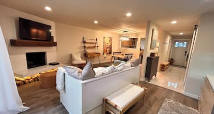 Charming 2-bedroom townhome that sleeps 6 comfortably near SeaTac Intl. Airport