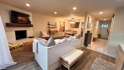 Charming 2-bedroom townhome that sleeps 6 comfortably near SeaTac Intl. Airport