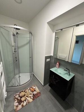 Shower, hair dryer, towels, soap - Comfort vacation apartment NeuBau Merzig (Merzig)