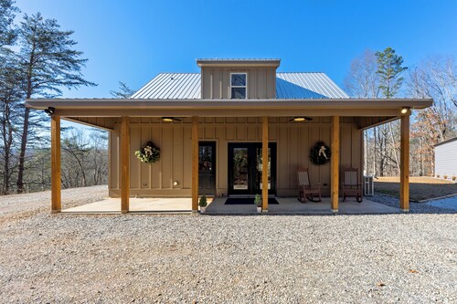 Cozy 3-bedroom cabin in Dahlonega with a vibrant Game Room!