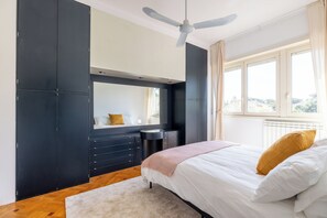 5 quartos, ferros/tábuas de passar roupa, berço de viagem