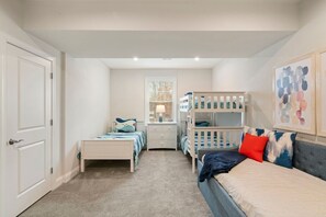 6 bedrooms, iron/ironing board, Internet, bed sheets
