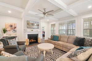 Televisio, takka, pöytäjalkapallopöytä