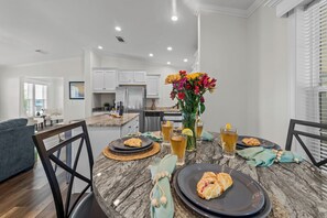 Dining - Sunny Retreat-Near Beach-Pickleball-Heated Pool! (Fort Myers Beach)