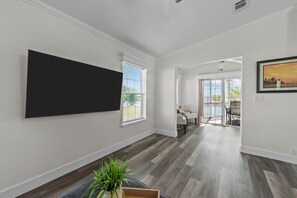 Smart TV - Sunny Retreat-Near Beach-Pickleball-Heated Pool! (Fort Myers Beach)