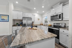 Fridge, microwave, oven, stovetop - Sunny Retreat-Near Beach-Pickleball-Heated Pool! (Fort Myers Beach)