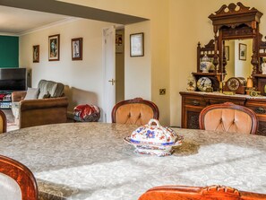 Dining - 3 bedroom accommodation in Pickering (Pickering)