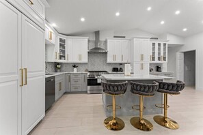 Fridge, microwave, oven, stovetop - Naples Hidden Gem, Pet Friendly, King Beds (Naples)