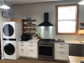 Microwave, oven, stovetop, dishwasher - Quirky, heritage with all the comforts to make your stay just right! (Grand Forks)