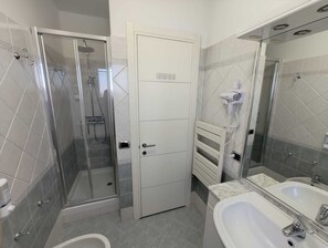 Shower, hair dryer, bidet, towels - Mia Domus Guest Holiday Panorama over the Castelli Romani (Ciampino)