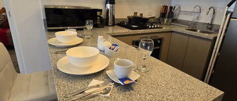 Mikroaaltouuni, uuni, kahvin-/teenkeitin