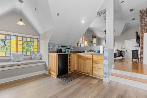 GNV Downtown Estate- Sleeps 16 - Groups & Events