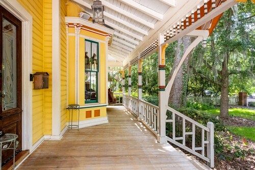 GNV Downtown Estate- Sleeps 16 - Groups & Events