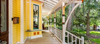 GNV Downtown Estate- Sleeps 16 - Groups & Events