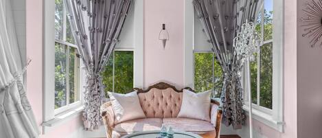 Smart TV, chimenea y oficina