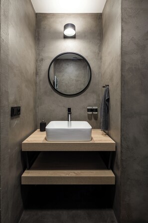 シャワー、ヘアドライヤー、タオル、石鹸