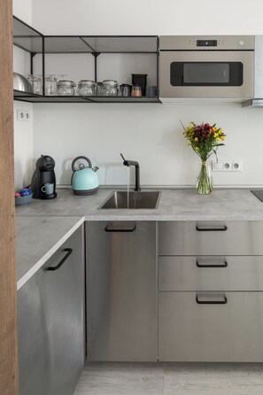 Réfrigérateur, micro-ondes, plaque de cuisson, cafetière/bouilloire