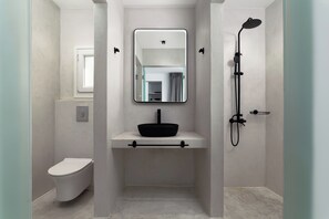 Suite de lujo, piscina privada, vistas al mar | Baño | Artículos de higiene personal gratuitos, secador de pelo y toallas
