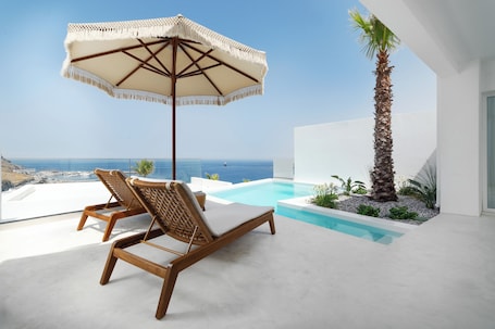 Una piscina al aire libre de temporada, sombrillas. Golden Vista Suites by Explore Andros